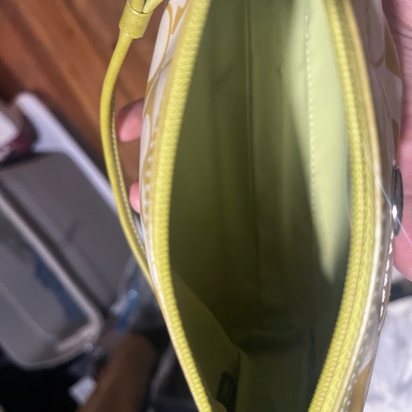 EUC COACH satin signature logo wristlet with green, hang tag and strap - Picture 6 of 10